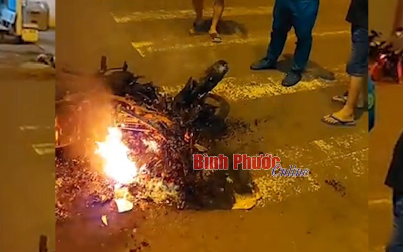 Bình Phước: Điều tra vụ 2 nhóm thanh niên hỗn chiến, đốt xe máy giữa đường