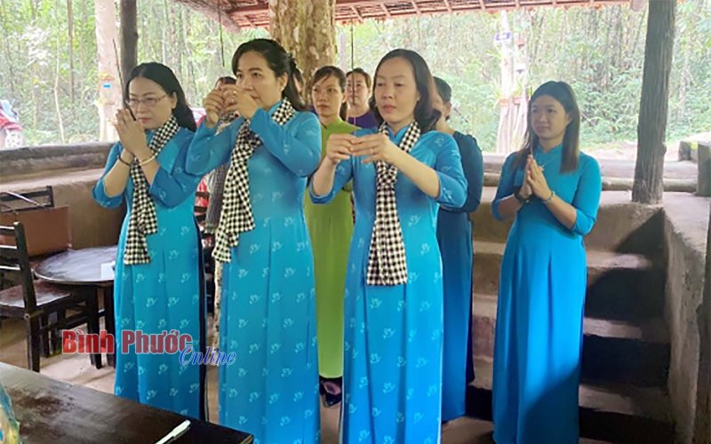 Bình Phước: Hội LHPN tỉnh dâng hương kỷ niệm 30 năm ngày mất nữ tướng Nguyễn Thị Định