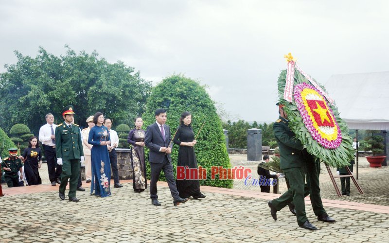 Bình Phước: Lãnh đạo tỉnh viếng nghĩa trang liệt sĩ nhân Quốc khánh 2-9