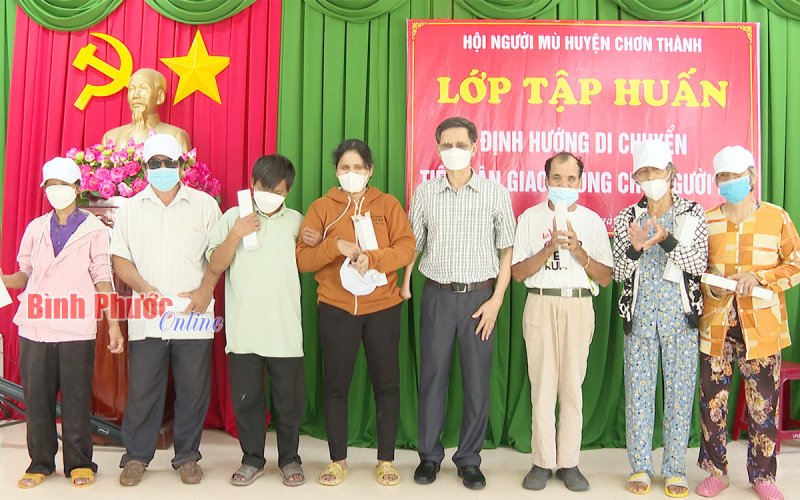 Bình Phước: Tập huấn định hướng di chuyển, tiếp cận giao thông cho người mù