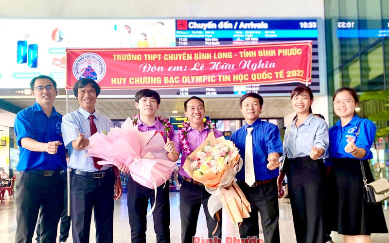 Bình Phước: Trường THPT chuyên Bình Long hân hoan đón mừng huy chương bạc Olympic Tin học quốc tế 2022