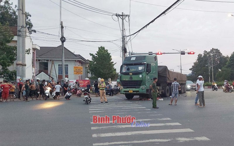 Bình Phước: Xe đầu kéo va chạm xe máy, 1 người tử vong tại chỗ