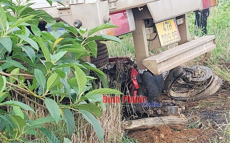 Bình Phước: Xe tải cuốn xe máy vào gầm, 1 người tử vong tại chỗ