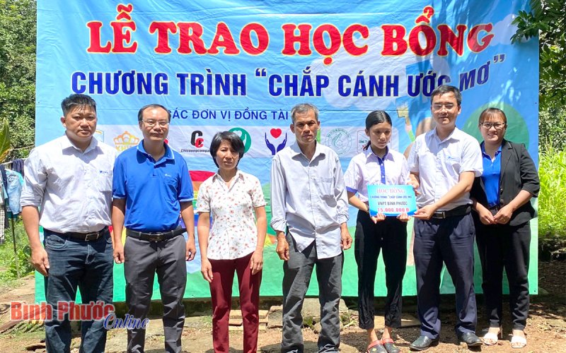 Cánh cửa học đường rộng mở đón em Nguyễn Thị Hương