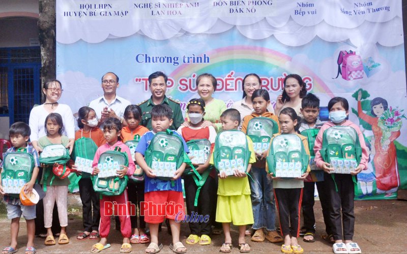 Chia sẻ khó khăn cùng học sinh vùng sâu