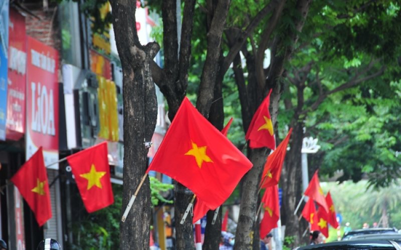 'Cờ đỏ sao vàng nằm giữa lòng dân'!