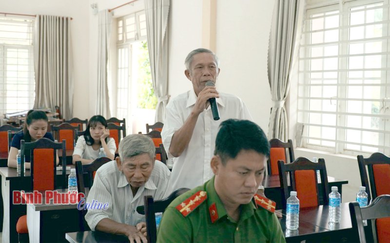 Cử tri thị trấn Tân Khai kiến nghị đẩy nhanh tiến độ cấp giấy chứng nhận quyền sử dụng đất