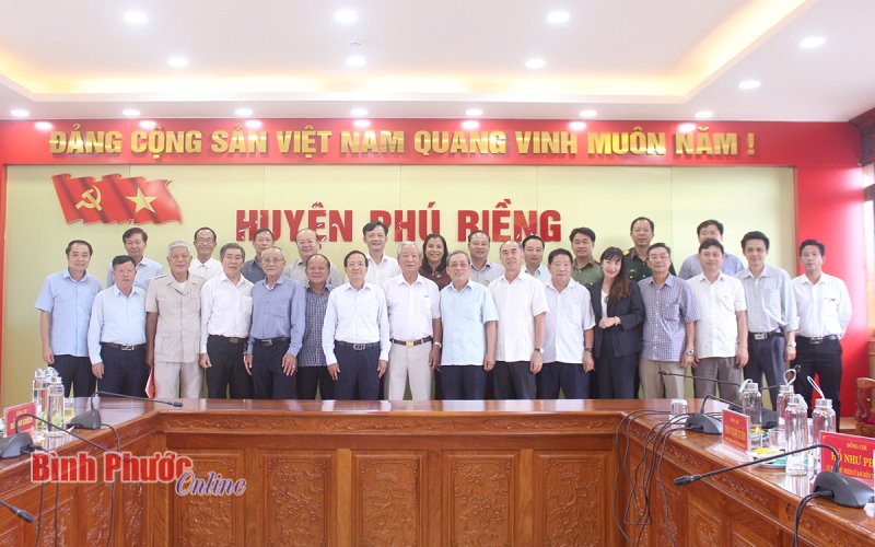 Đoàn cán bộ hưu trí tỉnh Bình Dương, Bình Phước thăm huyện Phú Riềng