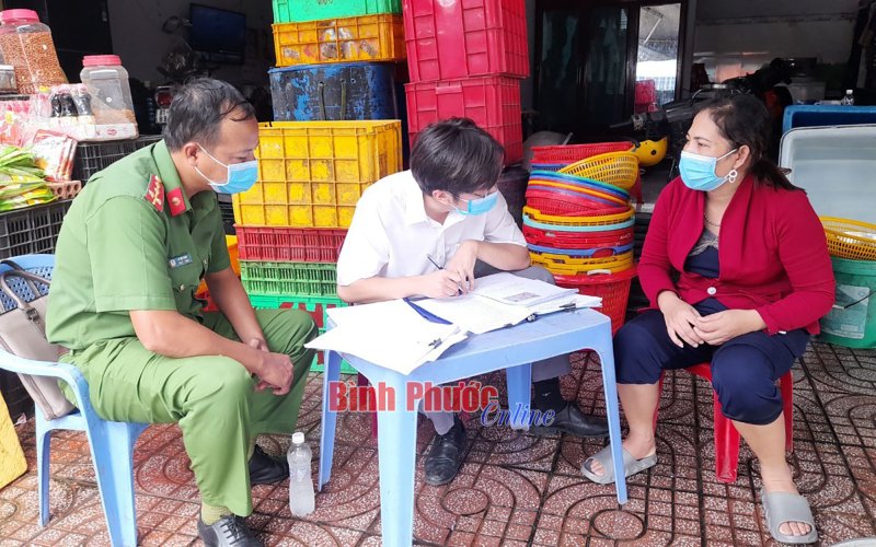 Đồng Phú: Nhiều hộ kinh doanh sử dụng cân không có giấy chứng nhận kiểm định