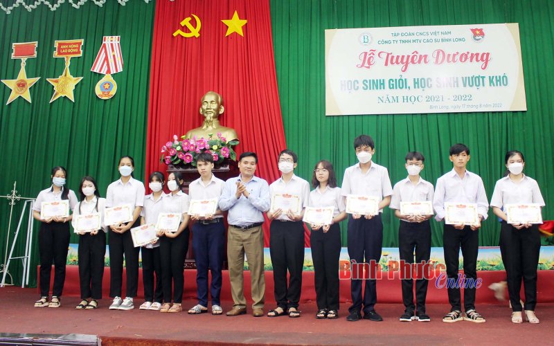 Gần 400 triệu đồng khen thưởng học sinh giỏi 