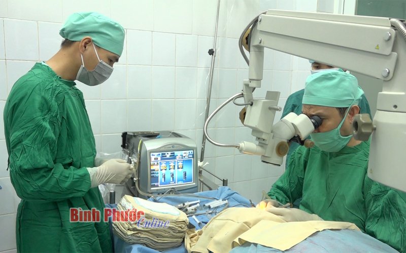 Hơn 100 người được mổ mắt miễn phí