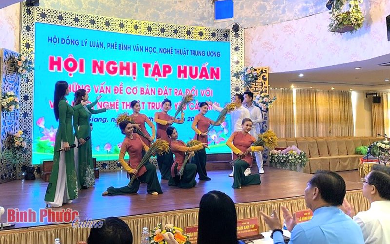 Hơn 200 học vi&ecirc;n tập huấn về văn học, nghệ thuật trước y&ecirc;u cầu mới