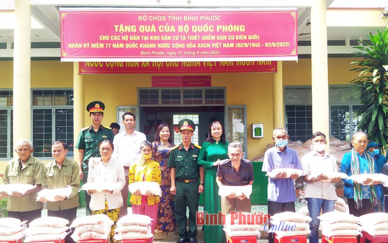 Hơn 4 tấn gạo tặng các hộ dân điểm dân cư liền kề chốt dân quân biên giới