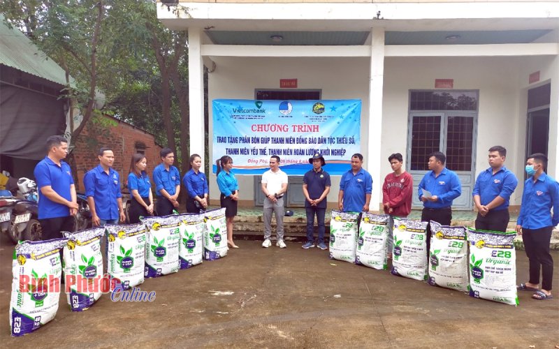 Huyện đoàn Đồng Phú hỗ trợ 11 tấn phân bón cho đoàn viên, thanh niên khó khăn