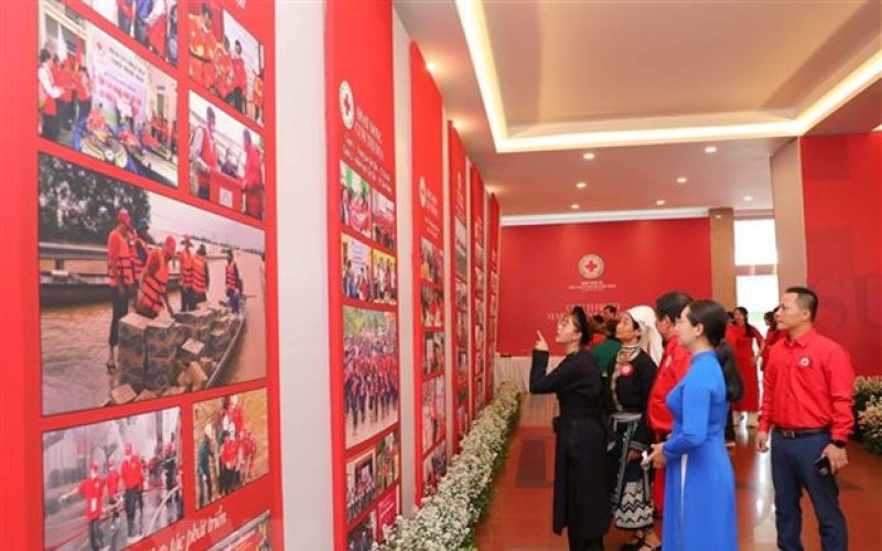 Khai mạc triển lãm "Hệ sinh thái nhân đạo" nhân đại hội Chữ thập Đỏ