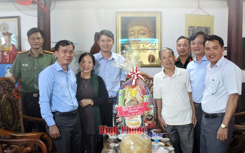 L&atilde;nh đạo huyện Ph&uacute; Riềng thăm, ch&uacute;c mừng lễ Vu Lan năm 2022