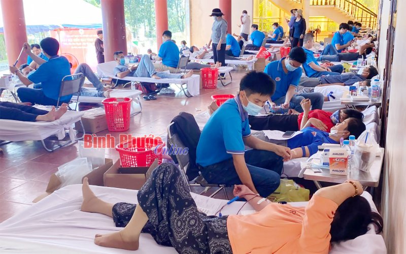 Lộc Ninh: Gần 500 người dân tham gia hiến máu tình nguyện 