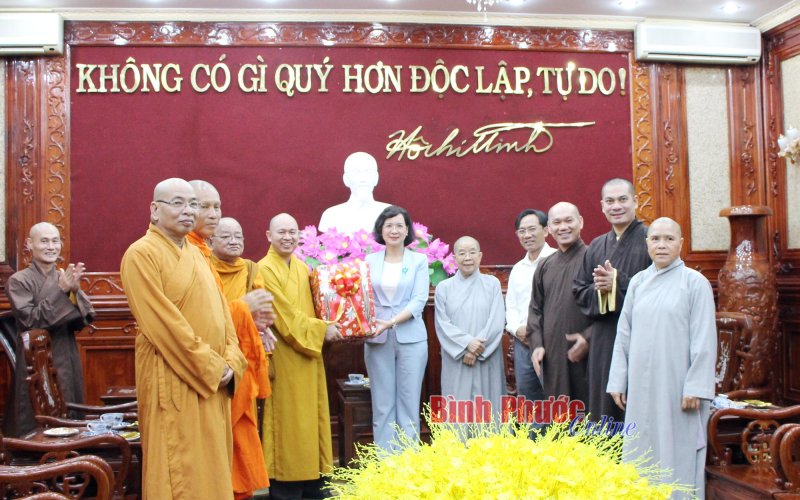 Thượng tọa Thích Đức Thiện chào xã giao lãnh đạo tỉnh Bình Phước
