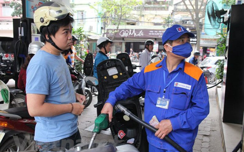 Tiếp tục đi xuống, giá xăng RON95-III còn 25.608 đồng mỗi lít