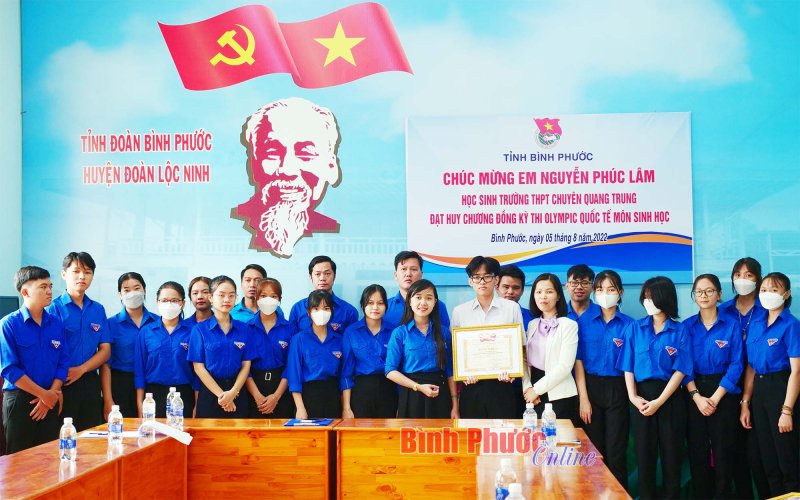 Tỉnh đoàn chúc mừng học sinh đoạt Huy chương đồng Olympic Sinh học quốc tế 2022