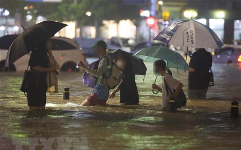 Tổng thống Hàn Quốc tiến hành họp khẩn sau trận mưa lớn lịch sử