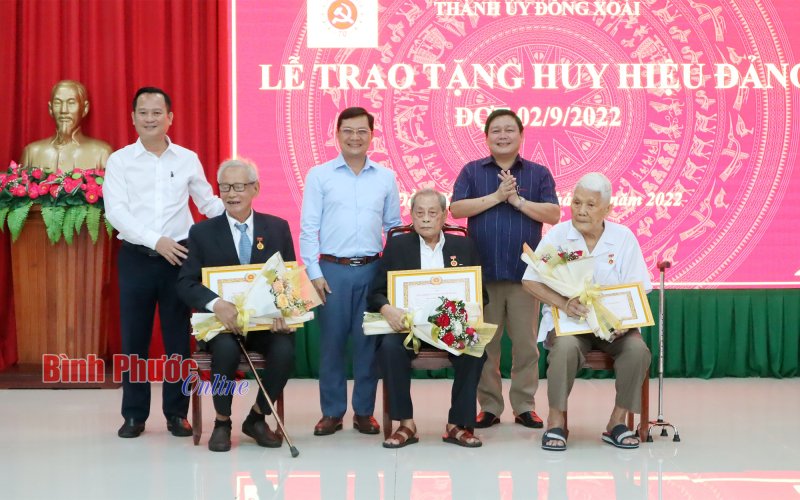 TP. Đồng Xoài: 42 đảng viên được trao tặng Huy hiệu Đảng đợt 2-9-2022