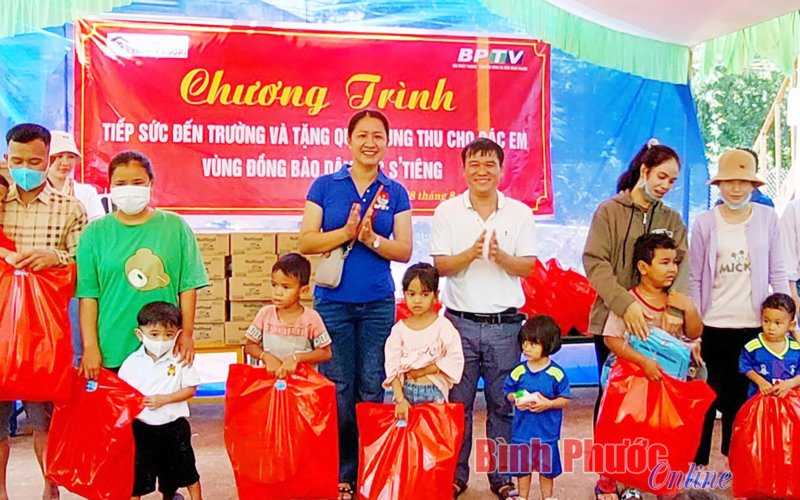 Trao quà trước thềm năm học mới cho học sinh xã Quang Minh