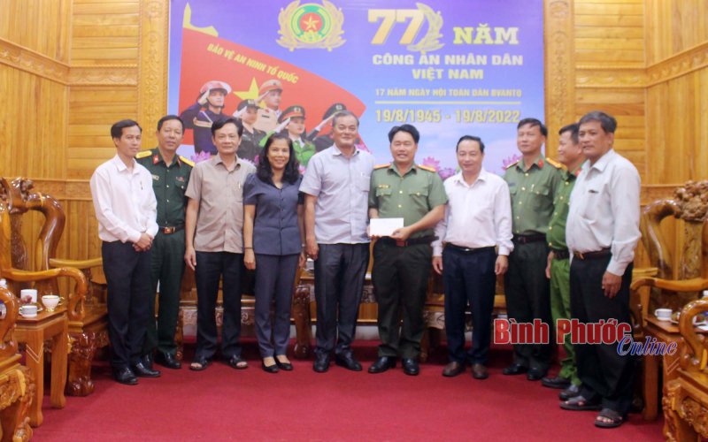 Trưởng ban Tổ chức Tỉnh ủy Nguyễn Hồng Trà thăm cán bộ, chiến sĩ Công an huyện Phú Riềng