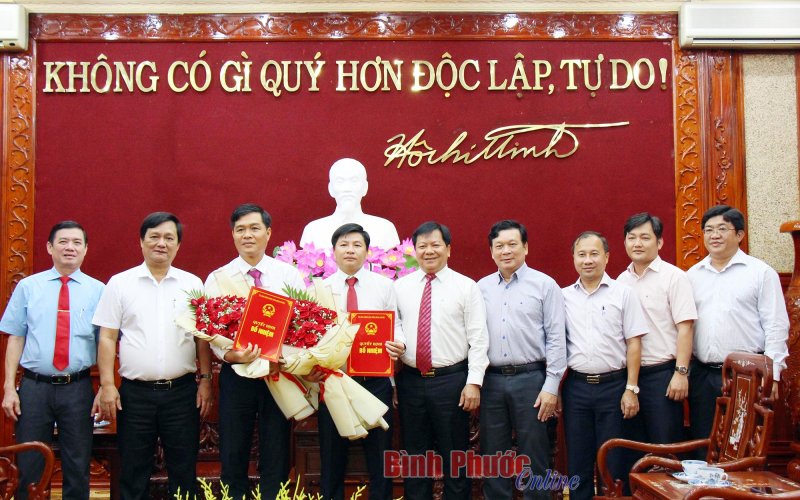 UBND tỉnh trao quyết định điều động, bổ nhiệm cán bộ