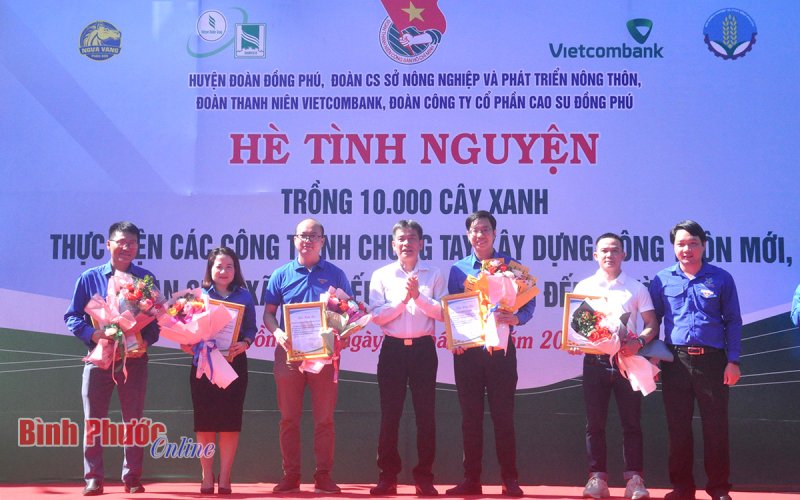 Vietcombank trao tặng nhiều công trình ý nghĩa tại Bình Phước