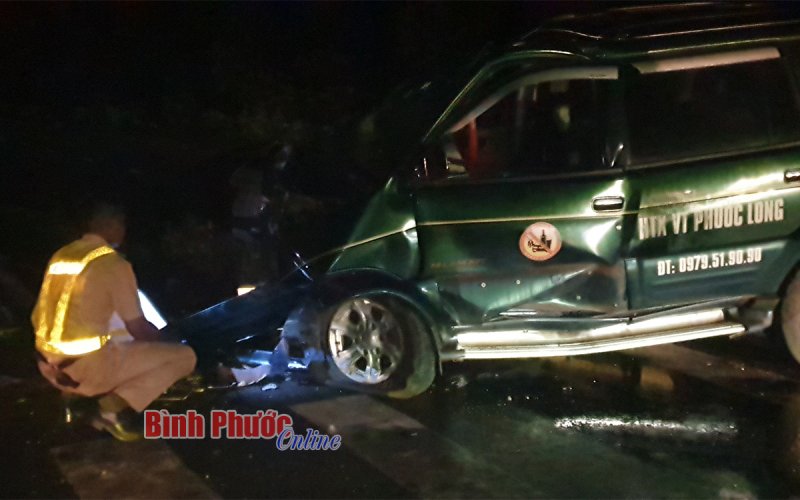 Xe 7 chỗ tông trực diện dải phân cách, tài xế tử vong