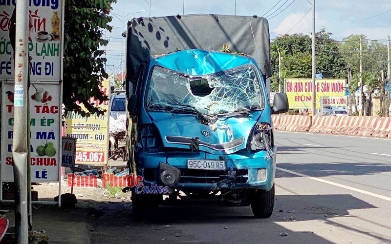 Xe tải lao vào nhà dân, tông gãy trụ điện, tài xế và phụ xe thoát nạn
