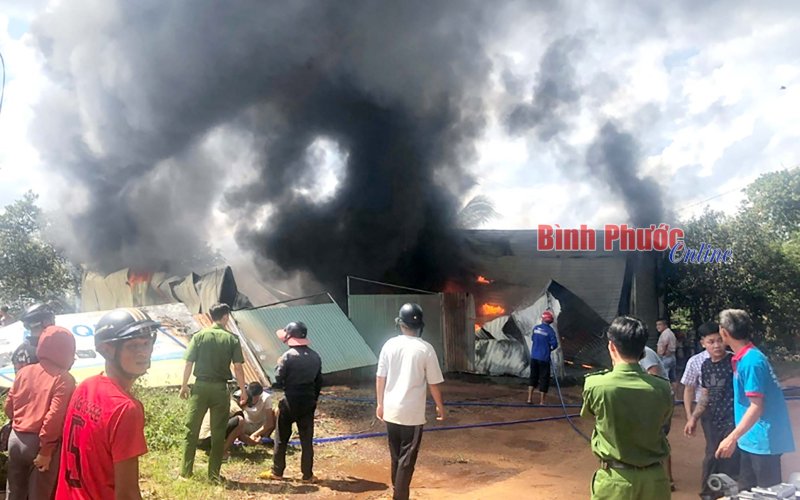 ‘Bà hỏa’ thiêu rụi 2 kho hàng điện nước