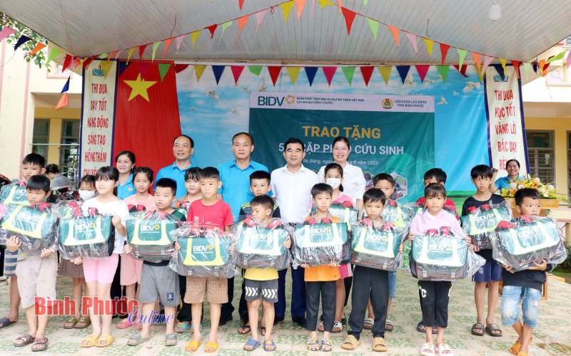 BIDV chi nhánh Bình Phước tặng 500 cặp phao cứu sinh cho học sinh Bù Đăng
