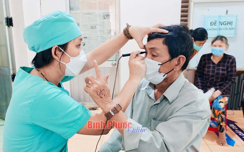 Bình Phước: 241 bệnh nhân nghèo được phẫu thuật mắt miễn phí