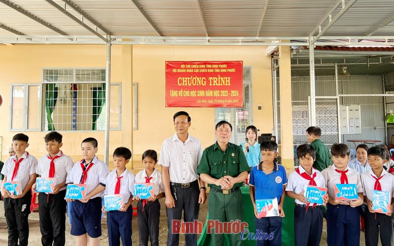 Bình Phước: Hơn 35.000 vở trắng tặng học sinh các dân tộc ở huyện Lộc Ninh