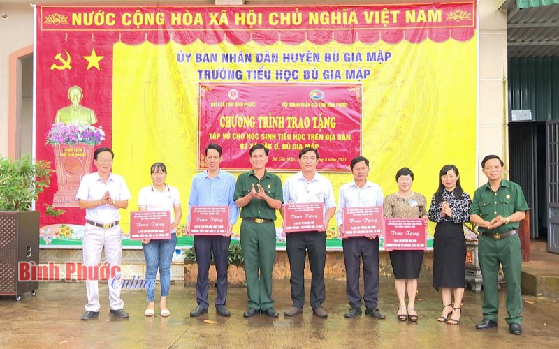 Bình Phước: Trao hơn 28.000 cuốn vở cho học sinh biên giới