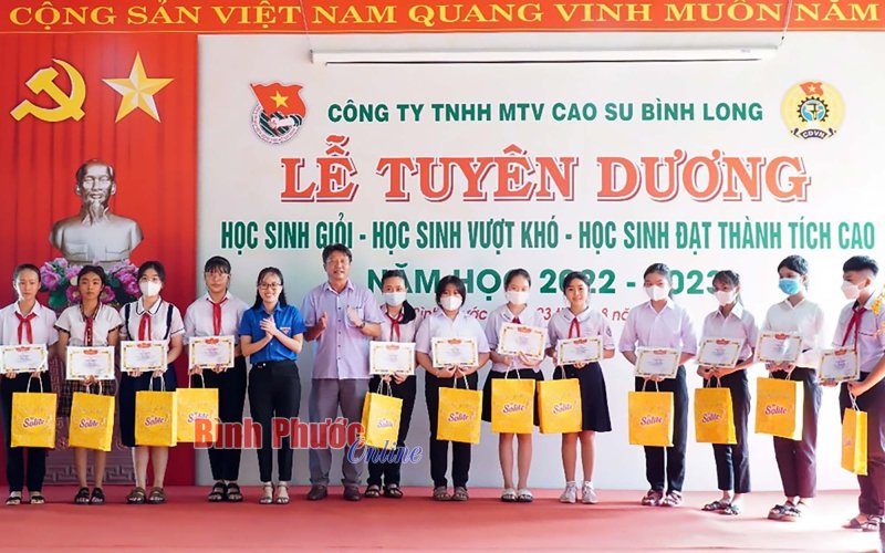 Cao su Bình Long tuyên dương học sinh giỏi, vượt khó