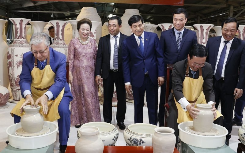 Chủ tịch nước và Tổng thống Kazakhstan trải nghiệm làm Gốm Chu Đậu