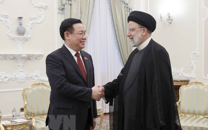 Chủ tịch Quốc hội Vương Đình Huệ hội kiến Tổng thống Iran
