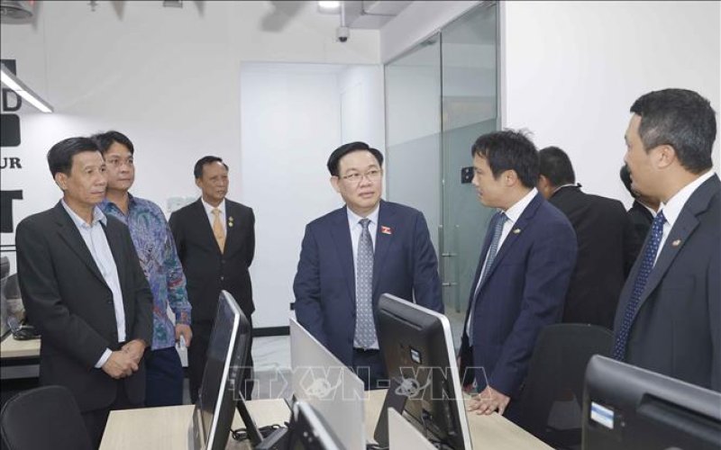 Chủ tịch Quốc hội Vương Đình Huệ thăm trụ sở FPT tại Indonesia