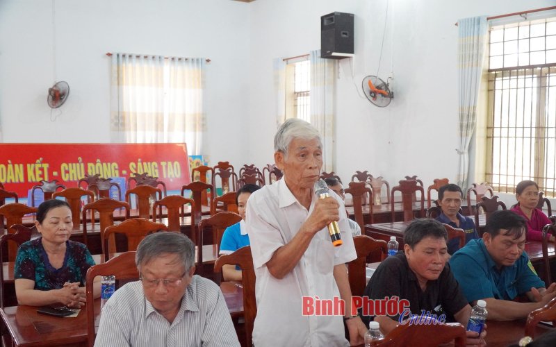 Cử tri xã Bình Sơn, huyện Phú Riềng quan tâm đến giá lương thực thực phẩm tăng cao