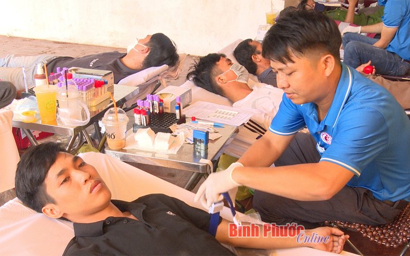 Lộc Ninh gần 600 người tham gia hiến máu tình nguyện 