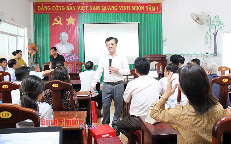 Họp dân lấy ý kiến làm đường liên xã Phú Trung đi Phước Tân