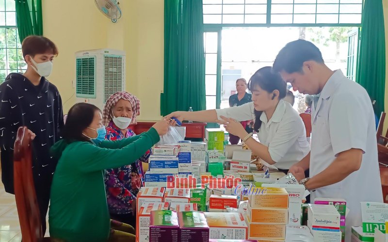 Khám bệnh, tặng quà cho người khuyết tật, nạn nhân chất độc da cam và người dân khó khăn