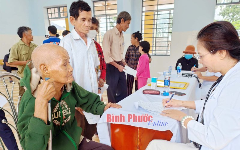 Khám và phát thuốc miễn phí cho người dân xã Đoàn Kết