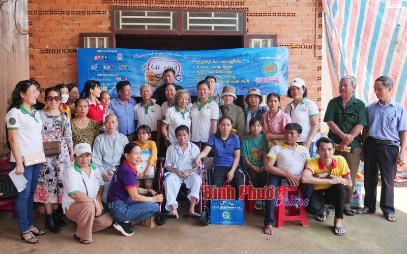 “Khát vọng sống” trao 158 triệu đồng trợ giúp chị Đặng Thị Lan Hương