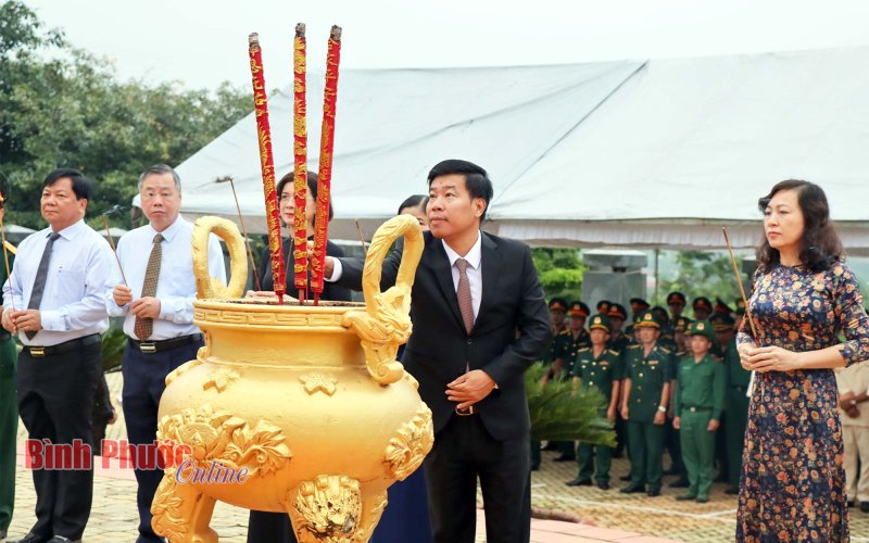 Lãnh đạo tỉnh và các đơn vị, địa phương viếng nghĩa trang liệt sĩ