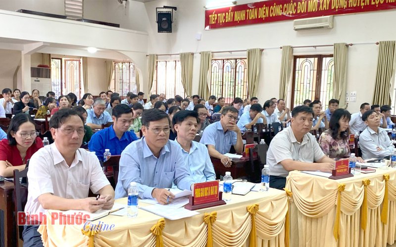 Lộc Ninh tổ chức gặp mặt, đối thoại với hiệu trưởng các trường học