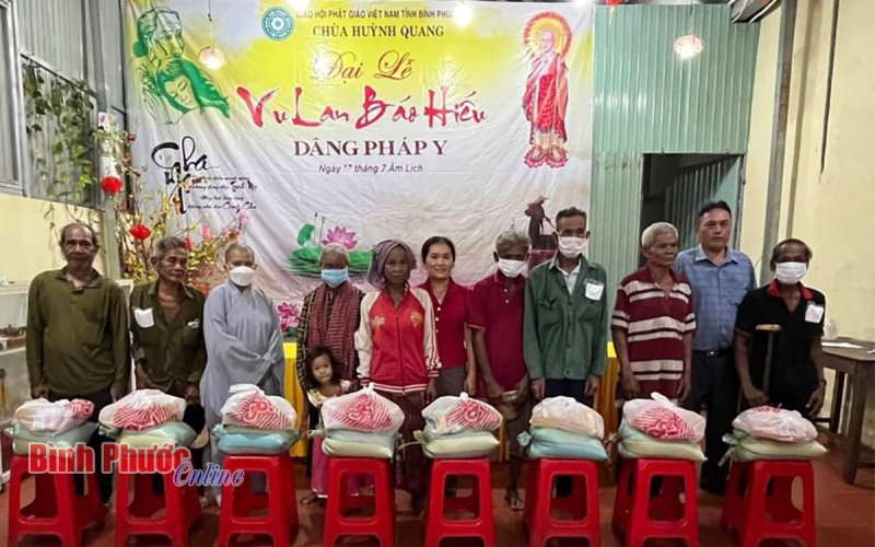 Lộc Ninh: Trên 1.200 phần quà tặng người nghèo, khó khăn